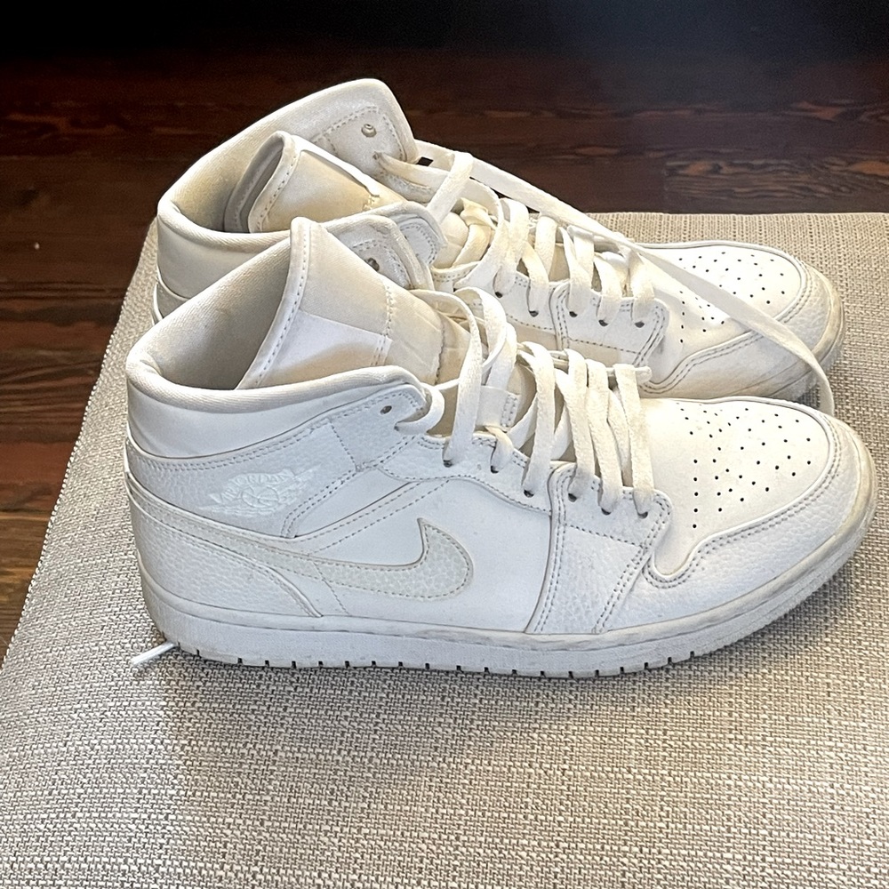 Air Jordan 1 Mid triple white
